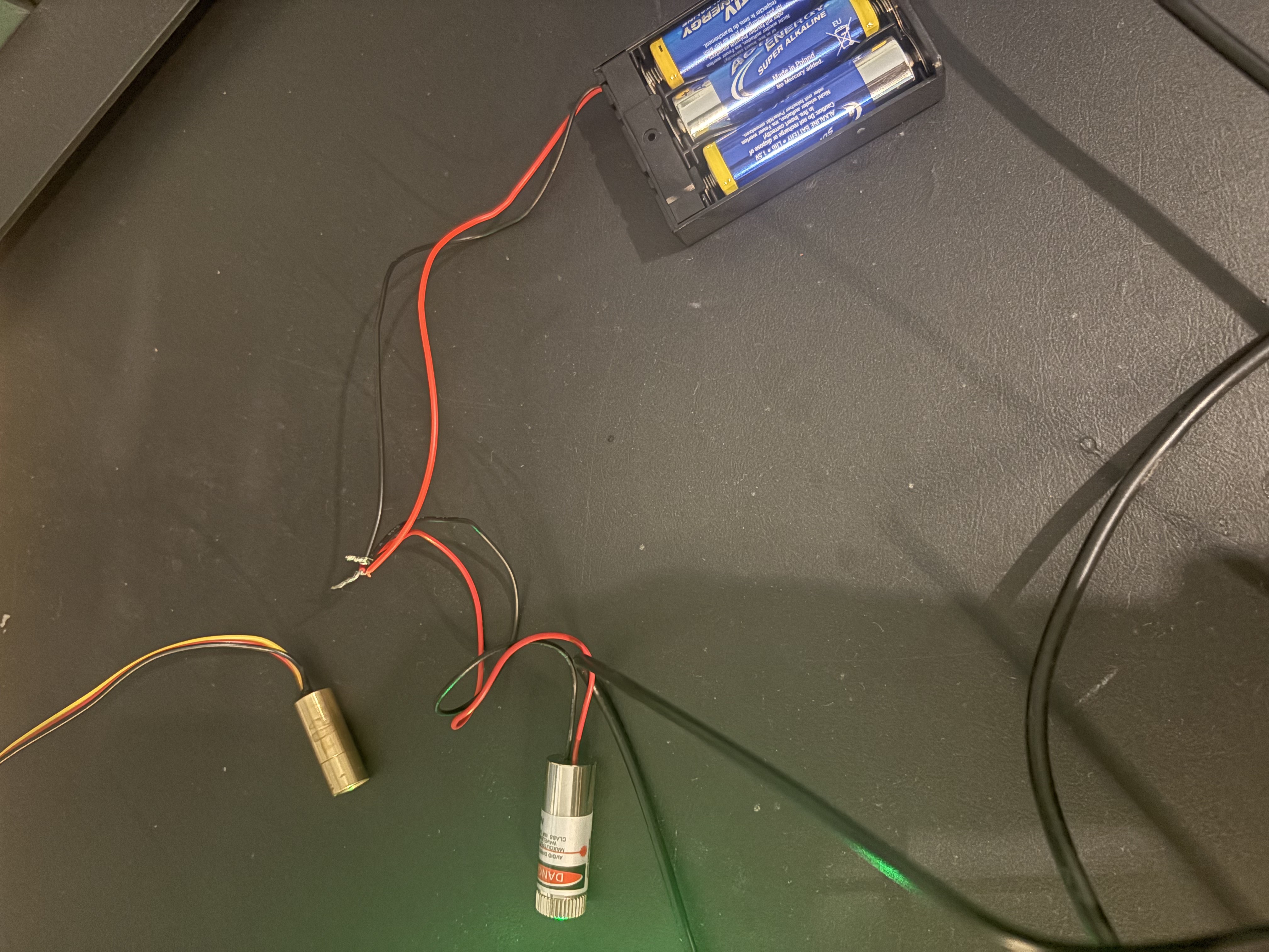 Laser-Fail: Kabelverlängerung, rote Isolation und das Setup, das die Maus als Mitbewohner adoptiert hat